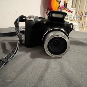 Schneider Black and Silver Digital Camera: KODAK EasyShare Z1712 IS